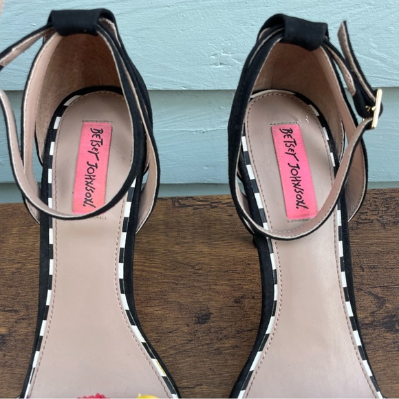 BETSY JOHNSON CUTEST EVER 3D FLOWERY HIGH HEELS 9 - Picture 3 of 16